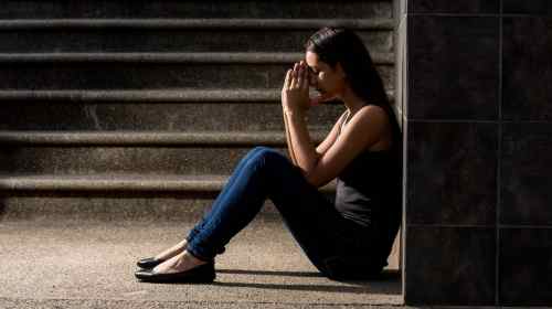 Kann eine Heimsuchung auftreten, wenn wir uns mit unserem Leiden identifizieren